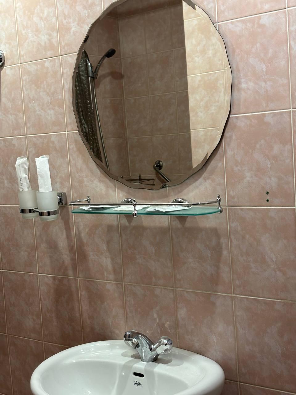 Санузел с душевой в номере 3